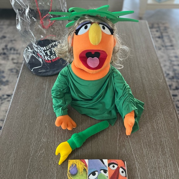 Muppet Whatnot Workshop custom Statue of Liberty puppet w/ branded bag & book - Picture 3 of 16